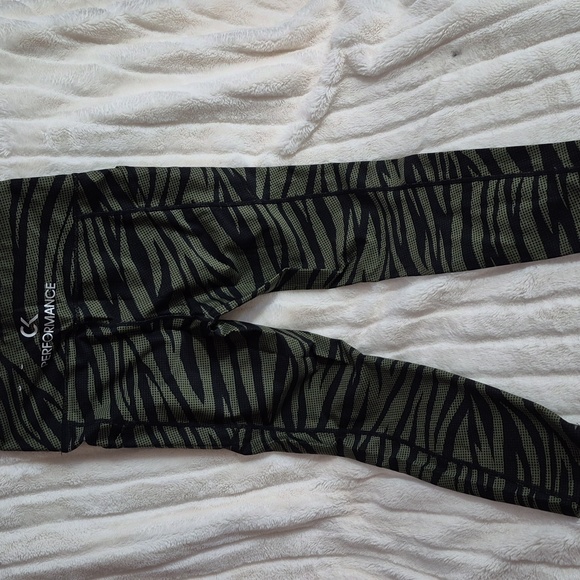 2 Fila,1 Calvin Klein, 1 Ideology, Workout Capris Bundle, Women Size Medium. - Picture 10 of 11